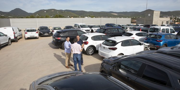 Decenas de taxis pirata inmovilizados, en esta imagen de archivo de la visita del conseller Mariano Juan al depósito