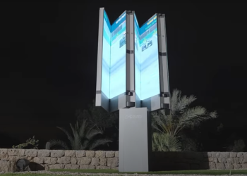 Imagen de la televisión instalada en la casa de Sant Josep, en el proceso de "despliegue" de sus paneles.