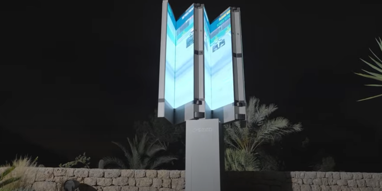 Imagen de la televisión instalada en la casa de Sant Josep, en el proceso de "despliegue" de sus paneles.