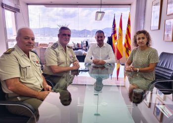 Imagen de la visita del comandante general de Baleares, Fernando Luis Gracia, y el coronel Jesús de Quiroga. Foto: Ayuntamiento de Sant Antoni