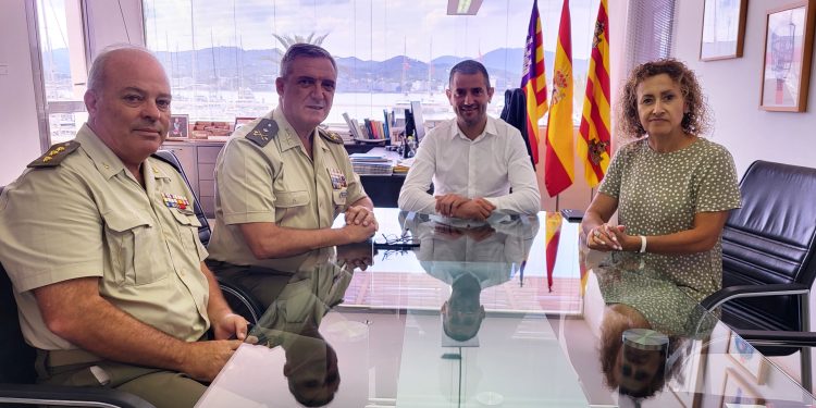 Imagen de la visita del comandante general de Baleares, Fernando Luis Gracia, y el coronel Jesús de Quiroga. Foto: Ayuntamiento de Sant Antoni