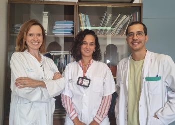 De izquierda a derecha en la imagen: la doctora Verónica Mas, la doctora Sausan Sayed, directora médica de Atención hospitalaria, y el doctor Alberto Herrera. FOTO: Área de Salud de Ibiza y Formentera.