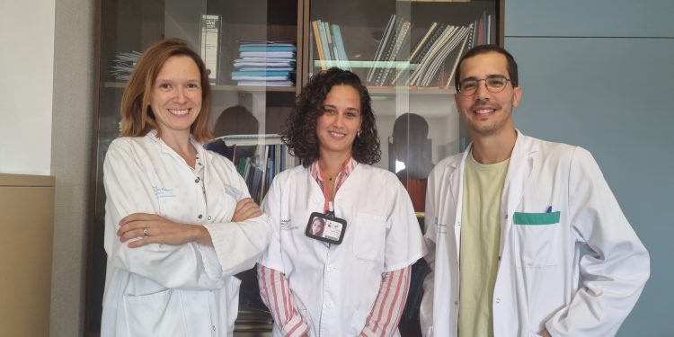De izquierda a derecha en la imagen: la doctora Verónica Mas, la doctora Sausan Sayed, directora médica de Atención hospitalaria, y el doctor Alberto Herrera. FOTO: Área de Salud de Ibiza y Formentera.