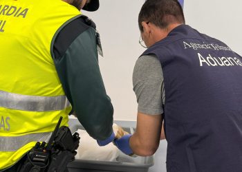 Guardia Civl y un agente de aduanas con la sustancia