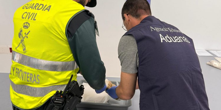 Guardia Civl y un agente de aduanas con la sustancia