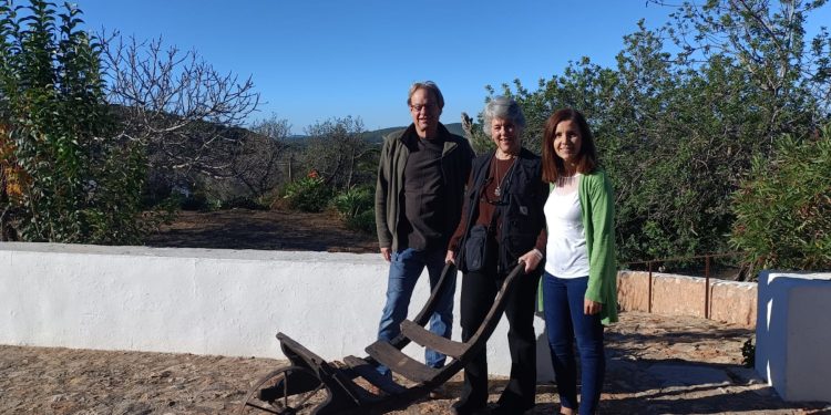 En la imagen, los señores Cook haciendo entrega de la carretilla a la concejala de Cultura, Educación y Patrimonio de Santa Eulària, Marisol Ferrer