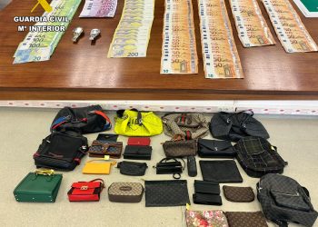 Imagen de los objetos y el dinero incautados.