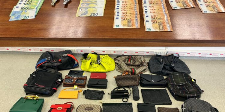 Imagen de los objetos y el dinero incautados.