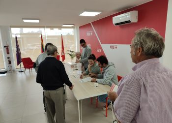 En la imagen, un momento de la votación realizada ayer por los militantes ibicencos en la sede del partido. FOTO: FSE-PSOE