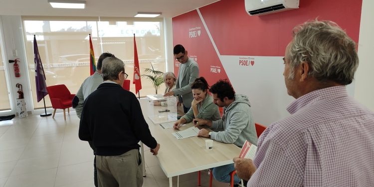 En la imagen, un momento de la votación realizada ayer por los militantes ibicencos en la sede del partido. FOTO: FSE-PSOE