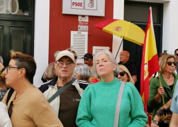 Maite de Medrano de Olives en una imagen reciente en una protesta contra la Amnistía frente a la sede del PSOE. Facebook Vox Menorca