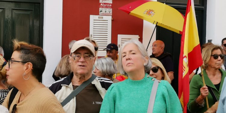 Maite de Medrano de Olives en una imagen reciente en una protesta contra la Amnistía frente a la sede del PSOE. Facebook Vox Menorca