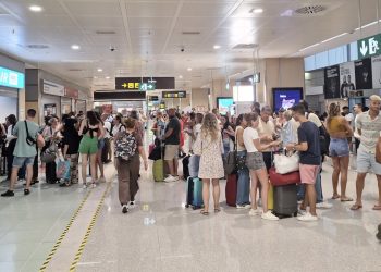 Turistas en el aeropuerto de Ibiza. Foto C. M.
