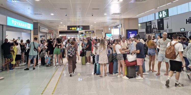 Turistas en el aeropuerto de Ibiza. Foto C. M.