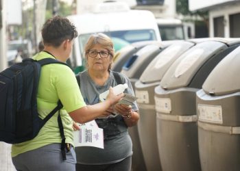 Una de las informadoras facilita información a una ciudadana. Foto: Ajuntament d'Eivissa