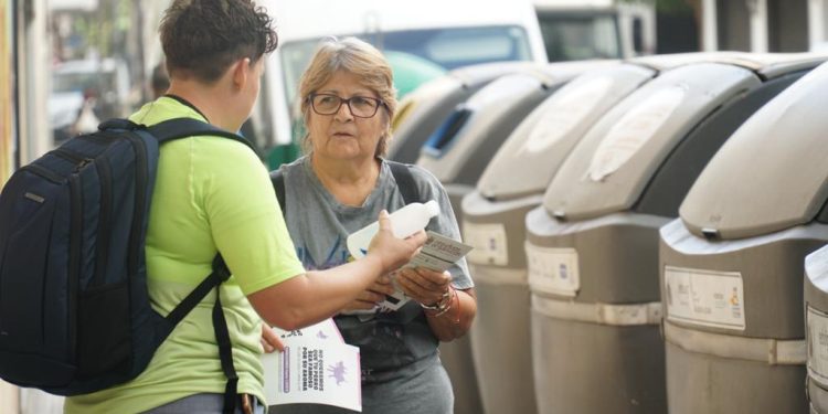 Una de las informadoras facilita información a una ciudadana. Foto: Ajuntament d'Eivissa