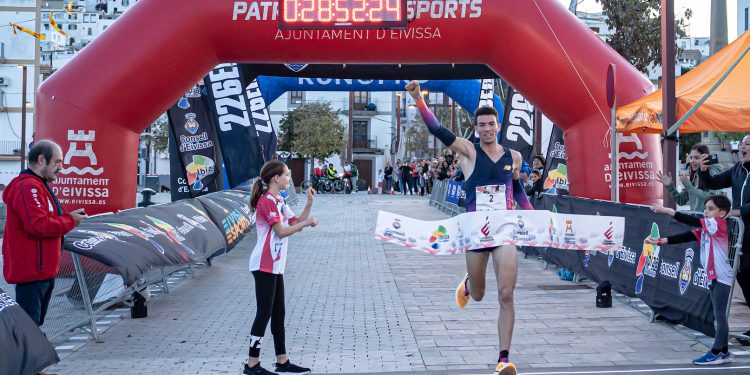 Adel Mechaal, en la llegada como ganador de la edición 2022 de la Cursa Patrimoni Eivissa
