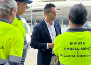 Operarios de la nueva brigada, con los uniformes, conversan con el alcalde. Foto: Ajuntament d'Eivissa