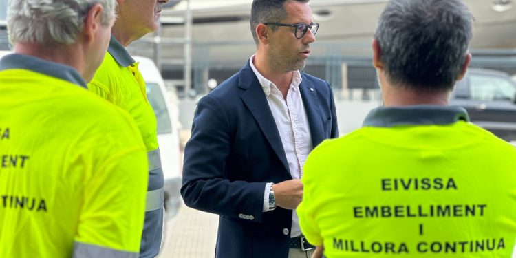 Operarios de la nueva brigada, con los uniformes, conversan con el alcalde. Foto: Ajuntament d'Eivissa