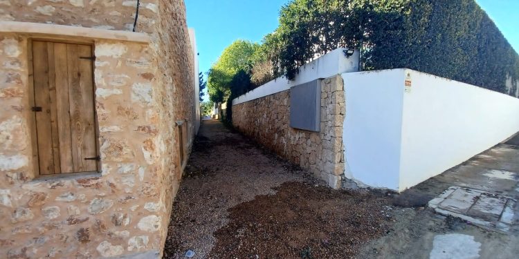 El camino, recuperado una vez desinstalados los cierres ilegales.