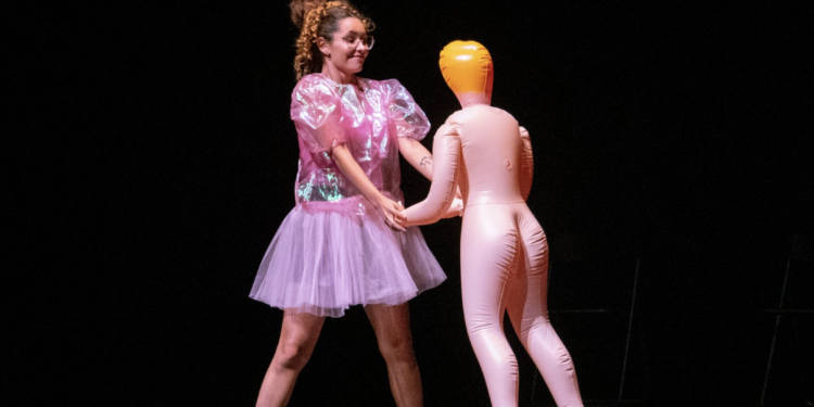 Una escena de Sex Toy, de Towanda Rebels.