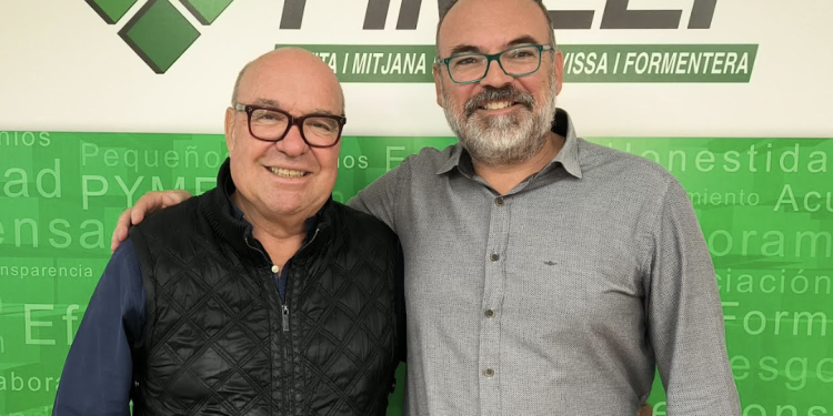 Roberto San Esteban, a la izquierda de la imagen, y José Antonio Llano a la derecha, que ha cogido el relevo al frente de AVAT.