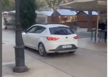 Un coche cruza el paseo peatonal de Vara de Rey en una imagen de archivo