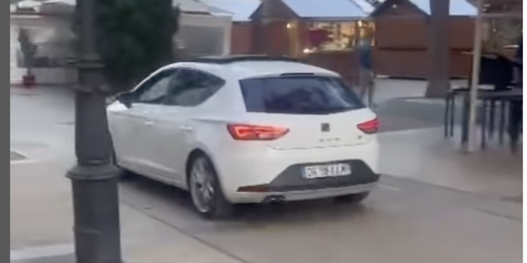 Un coche cruza el paseo peatonal de Vara de Rey en una imagen de archivo