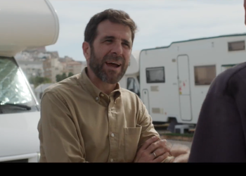 Gonzo en Ibiza entrevistando a personas que viven en autocaravanas porque no pueden acceder a una vivienda.