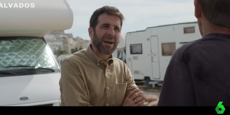 Gonzo en Ibiza entrevistando a personas que viven en autocaravanas porque no pueden acceder a una vivienda.
