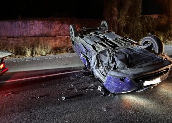El coche volcado fue retirado de la vía por Grúas Ibiza