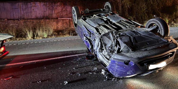 El coche volcado fue retirado de la vía por Grúas Ibiza