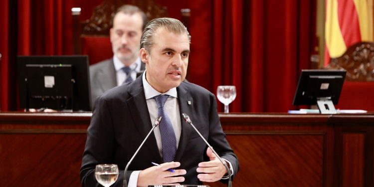 El conseller Vera, en el Parlament.