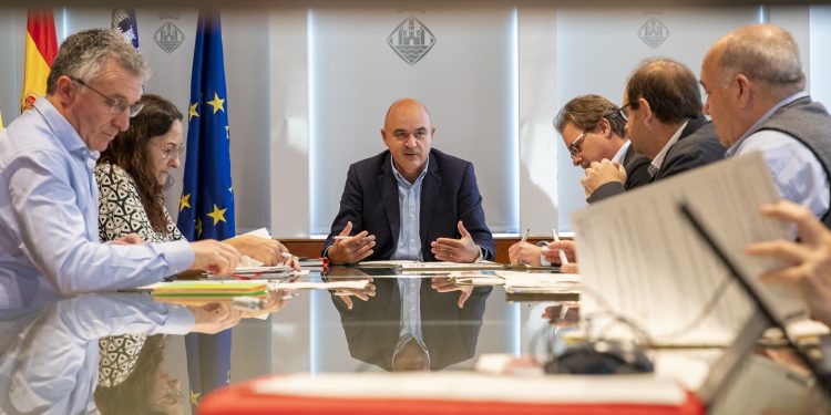 Vicent Marí, en el centro de la imagen junto a representantes de UGT, CCOO, Caeb y Pimeef.