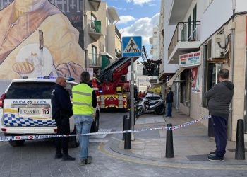 Un momento de la actuación de bomberos en Sant Antoni para evacuar a un paciente. Fotos Bombers d'Eivissa