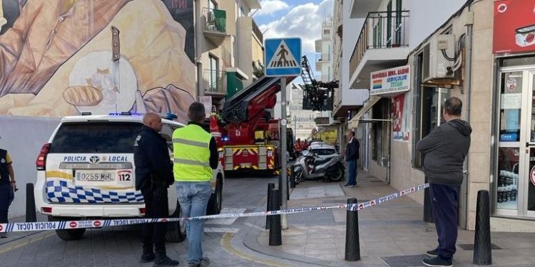 Un momento de la actuación de bomberos en Sant Antoni para evacuar a un paciente. Fotos Bombers d'Eivissa