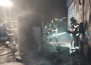 Un bombero actuando anoche en la intervención en la calle Estrella de Sant Antoni. Fotos Bombers d'Eivissa