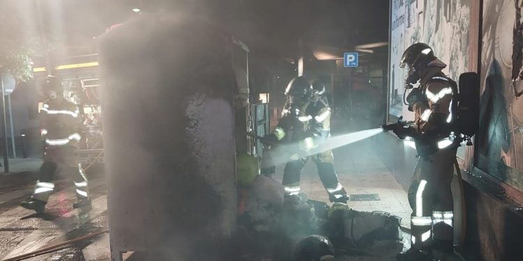 Un bombero actuando anoche en la intervención en la calle Estrella de Sant Antoni. Fotos Bombers d'Eivissa