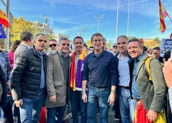 La delegación balear, con Marí Bossó, junto al presidente del PP, Núñez Feijóo. Foto: @JVMariBoso