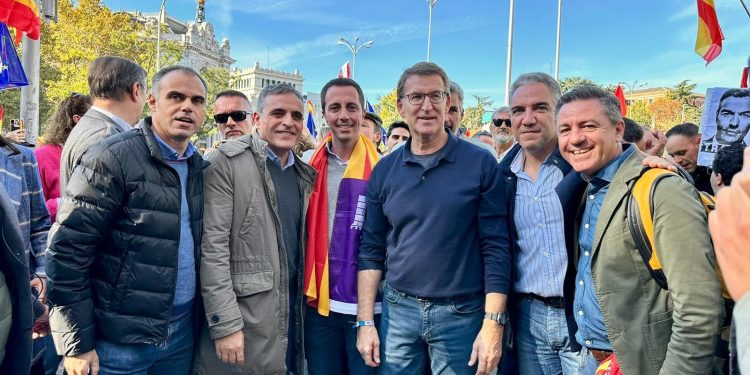 La delegación balear, con Marí Bossó, junto al presidente del PP, Núñez Feijóo. Foto: @JVMariBoso