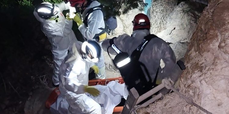 Una imagen de la actuación de los bomberos. Fotos Bombers d'Eivissa