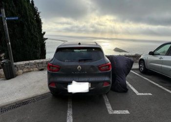 Otro de los vehículos mal aparcados, este en una zona de motos, en una imagen facilitada por los socialistas a la agencia EFE