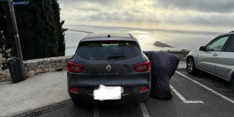 Otro de los vehículos mal aparcados, este en una zona de motos, en una imagen facilitada por los socialistas a la agencia EFE