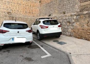 Uno de los vehículos mal aparcados, en una imagen facilitada por los socialistas a la agencia EFE