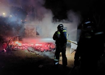 Los bomberos actuando esta madrugada en el incendio. Fotos Bomberos de Ibiza