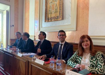 El acalde de Ibiza, segundo por la derecha, durante la Asamblea.