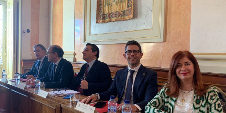 El acalde de Ibiza, segundo por la derecha, durante la Asamblea.