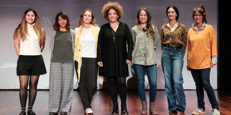 Inma Saranova, en el centro de la imagen, rodeado del resto de conferenciantes. FOTO: Foro Marino.