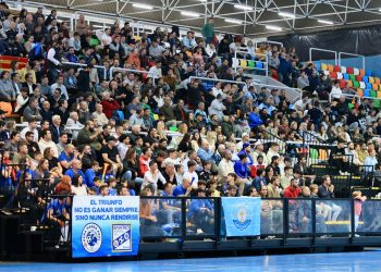 La grada del Poliesportiu Insular de sa Blanca Dona, abarrotado de seguidores del equipo ibicenco. Fotos: Paco Natera (Fútbol Pitiuso)
