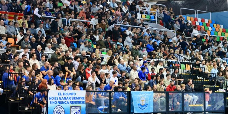 La grada del Poliesportiu Insular de sa Blanca Dona, abarrotado de seguidores del equipo ibicenco. Fotos: Paco Natera (Fútbol Pitiuso)